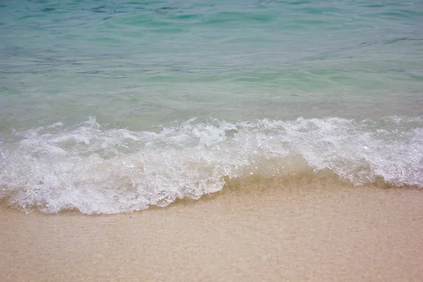 Piaszczysta Plaża Czystą Krystaliczną Wodą — Zdjęcie stockowe