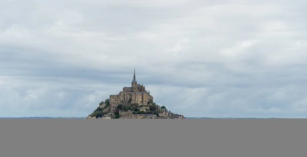 圣米歇尔山 Mont Saint Michel 是联合国教科文组织的一个世界遗产 位于法国北部下诺曼底地区的一个小岛上 — 图库照片