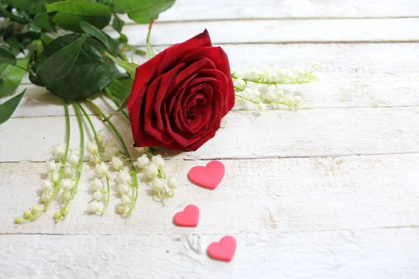 Κόκκινο Τριαντάφυλλο Και Κρίνος Της Κοιλάδας Λουλούδια — Φωτογραφία Αρχείου