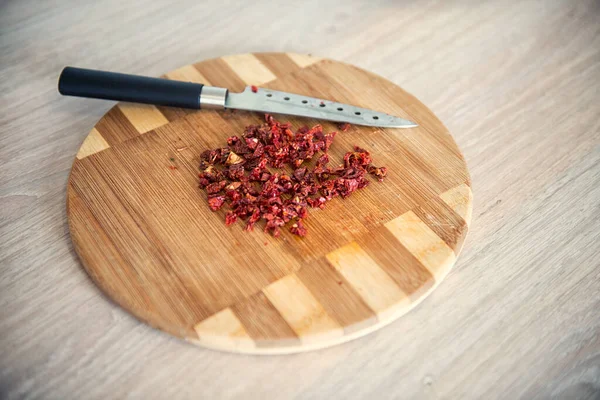 Tomates Secos Finamente Picados Una Tabla Cortar — Foto de Stock