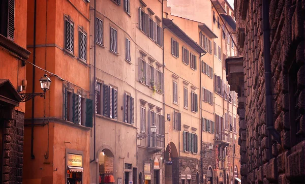イタリア フィレンツェの多くの窓を持つ古い通りの景色 イタリアの建築とランドマーク — ストック写真