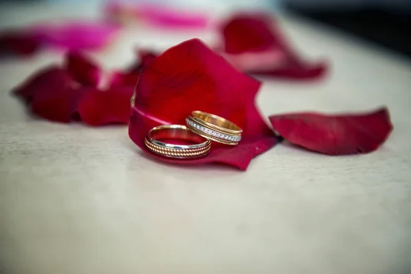 Anéis Casamento Pétalas Rosa Vermelha — Fotografia de Stock