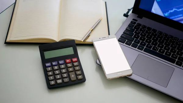 Laptop Calculadora Smartphone Negociação Ações Conceito Forex — Fotografia de Stock