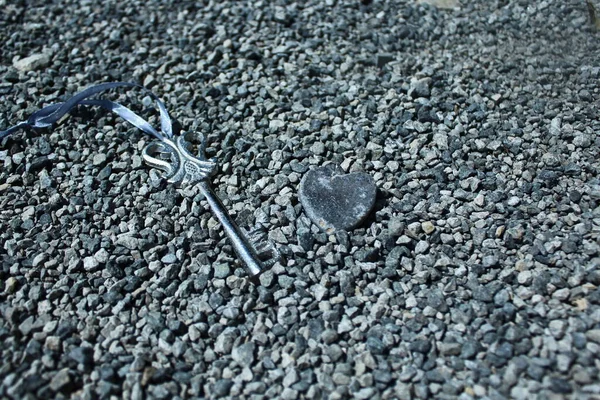 Κλειδί Και Καρδιά Από Πέτρα — Φωτογραφία Αρχείου