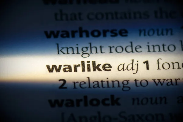 Warlike Word Evidenziata Nel Dizionario Vista Vicino — Foto Stock