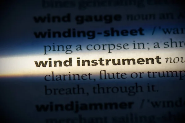 Sözlükte Vurgulanan Rüzgar Enstrümanı Sözcüğü Görünümü Kapat — Stok fotoğraf