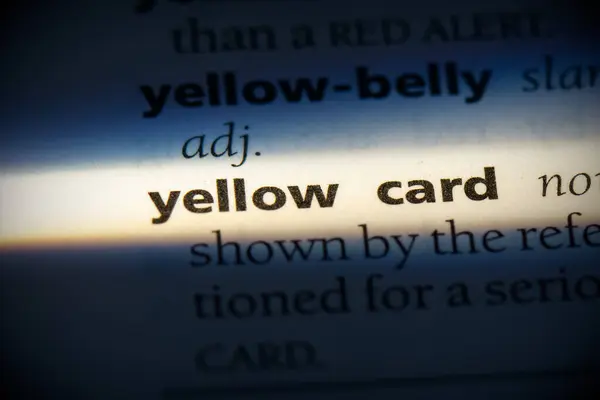 黄色卡片字 在字典中突出显示 闭合视图 — 图库照片