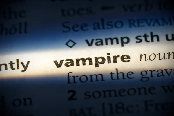 辞書で強調表示されている吸血鬼の言葉は — ストック写真