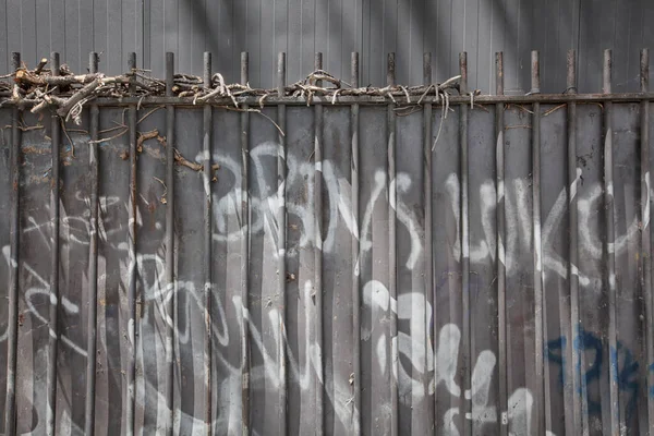 Urbana Exponerade Tegelvägg Med Vit Grafitti — Stockfoto