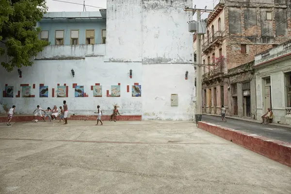 Unbekannte Junge Männer Spielen Den Straßen Von Havanna Fußball — Stockfoto
