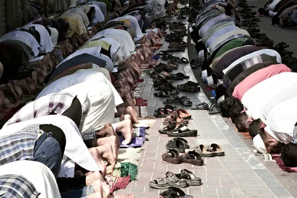금요일기도하는 두바이 도시에서 평화롭게기도하는 무슬림 — 스톡 사진