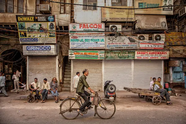 印度新德里繁忙的印度街头市场 — 图库照片