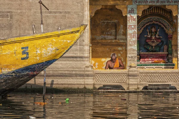 Portret Van Niet Geïdentificeerde Sadhu Heilige Man Mediterend Buurt Van — Stockfoto