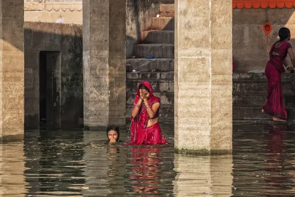 Tanımlanamayan Hindu Kadın Hacılar Ganj Nehri Nde Yıkanıyorlar — Stok fotoğraf