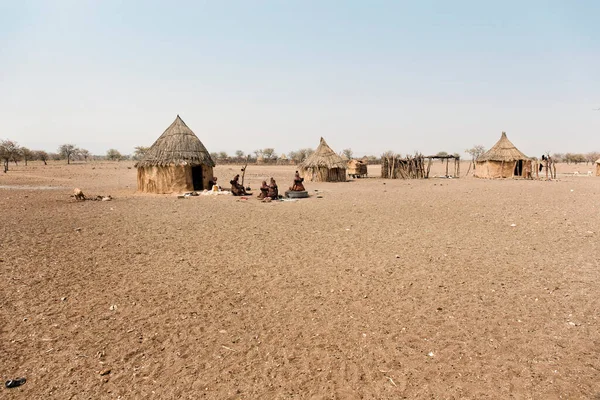 在埃托沙国家公园附近设有传统小屋的Himba村 — 图库照片