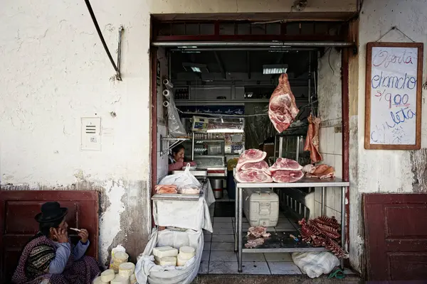 Macelleria Femminile Che Taglia Carne Mercato Lima Street Perù — Foto Stock