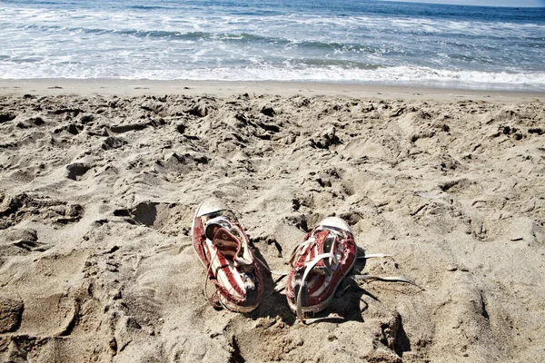 在海滩上被遗忘的鞋子 — 图库照片