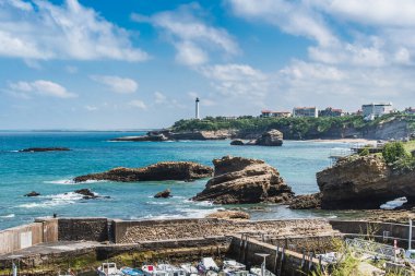 Deniz feneri ve tipik evleri olan Biarritz şehri.