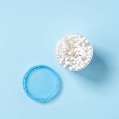 Mavi arkaplanda pamuk çubukları 