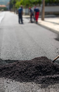 İşçiler yeni yolda.