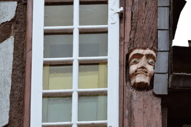 Rochefort-en-Terre, Fransız Brittany eski evlere oyulmuş yüzlerin yakın çekim