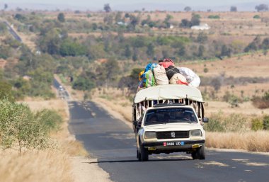 Madagaskar 30 Temmuz 2019 - Çölde çok eski bir aşırı yüklü araba 