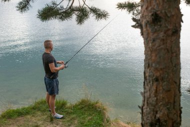 Balık kancalı adam yaklaş.