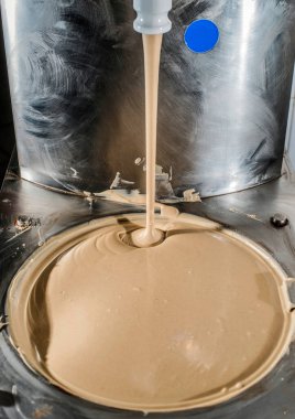 Çikolatayı karıştıran makine.