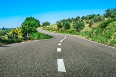 Güneşli bir günde Toskana 'da yol 