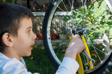 Bisiklet tamir eden çocuk