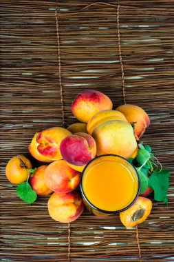 Bardak kayısı suyu ve taze meyveler. 