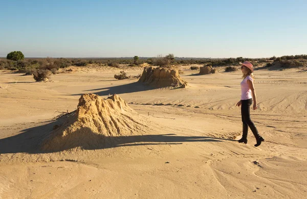 Young Woman Hat Desert Landscape — Stock Photo, Image