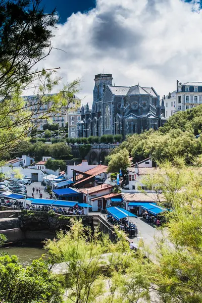 Sainte Eugnie Biarritz Kilisesi Vieux Limanına Bakıyor — Stok fotoğraf