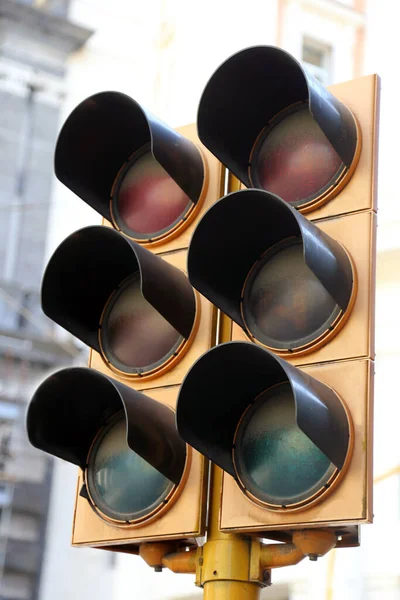 Traffic light to regulate traffic flow