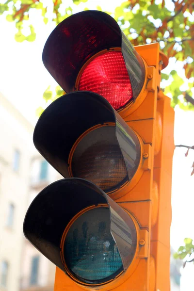 Traffic light to regulate traffic flow