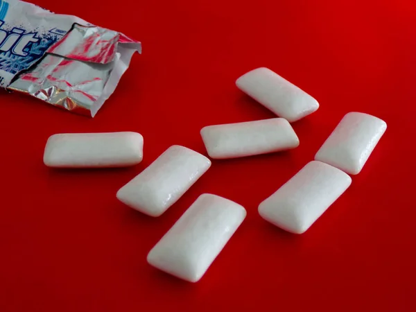Lot Gum Cubes Slept Red Background — Stock Photo, Image