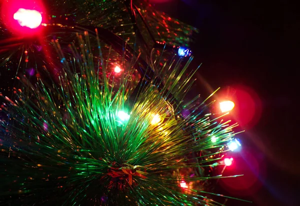 Árvore Natal Decorada Com Guirlanda — Fotografia de Stock