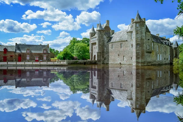 French Brittany Village Sunny Day Clastle Reflect Lake — Stock Photo, Image