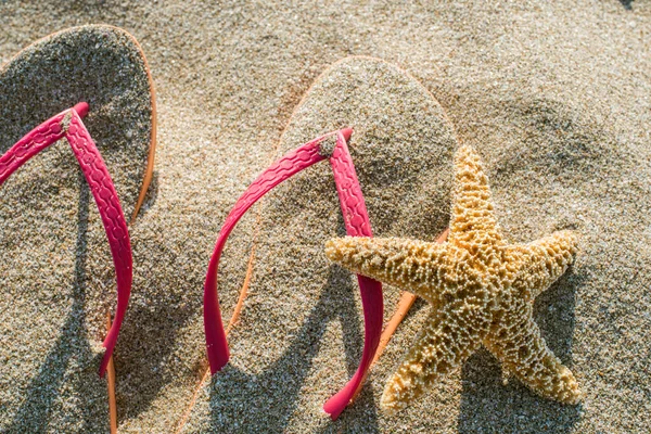 Сандалии Пляже Песке — стоковое фото