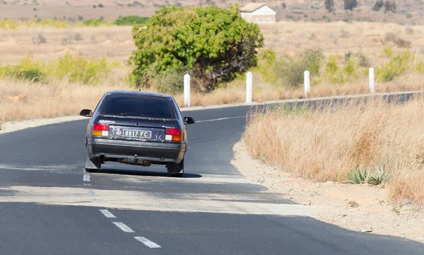 Madagáscar Julho 2019 Velho Carro Preto Uma Estrada Deserta — Fotografia de Stock