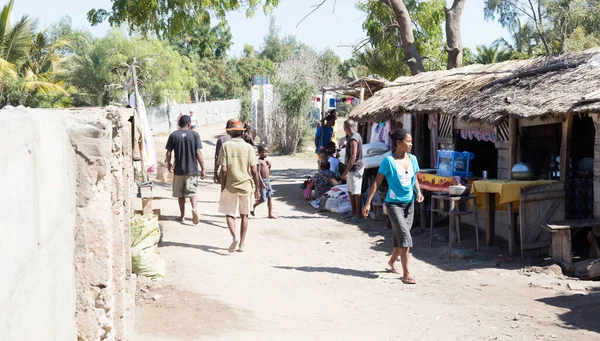 Ifat, Madagaskar 3 Ağustos 2019 - Sokakta yürüyen insanlar