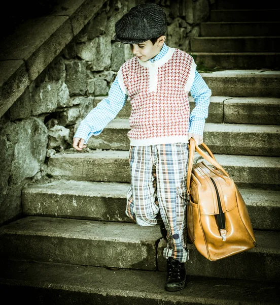 Escaleras Exteriores Niño Con Bolso Vintage — Foto de Stock