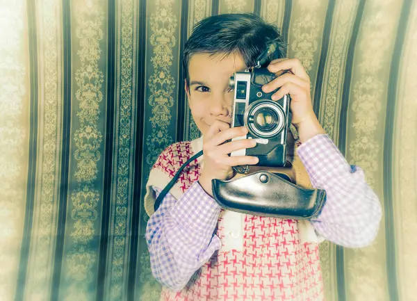Lapsi Ottaa Kuvia Vintage Kameralla — kuvapankkivalokuva