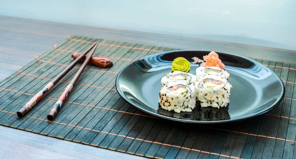 Egy Tányér Sushi Ízletes Japán Tenger Gyümölcsei Koncepció — Stock Fotó