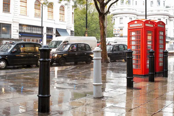 Rote Telefonzellen London Und Oldtimer Taxis Regentag — Stockfoto