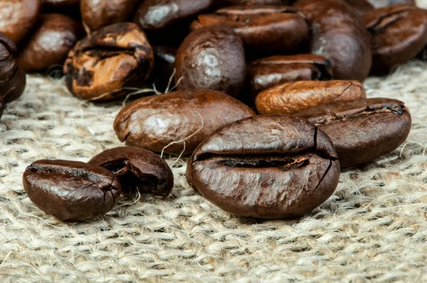 Tuval Tekstil Üzerinde Kavrulmuş Kahverengi Kahve Çekirdekleri — Stok fotoğraf