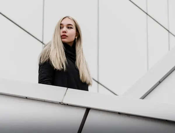 Ung Flicka Med Blont Hår Och Svart Kläder — Stockfoto