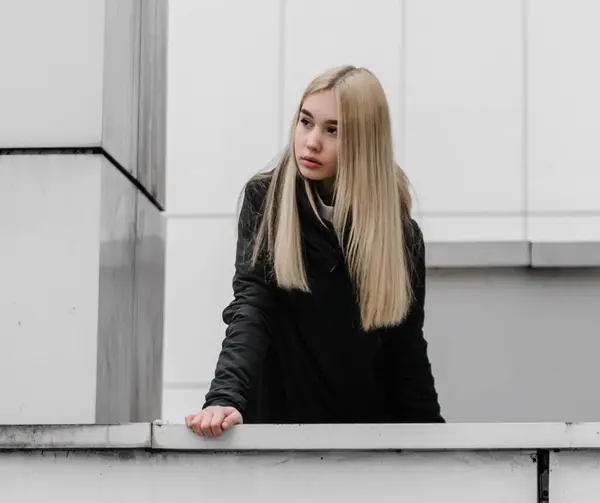 Ung Flicka Med Blont Hår Och Svarta Kläder — Stockfoto