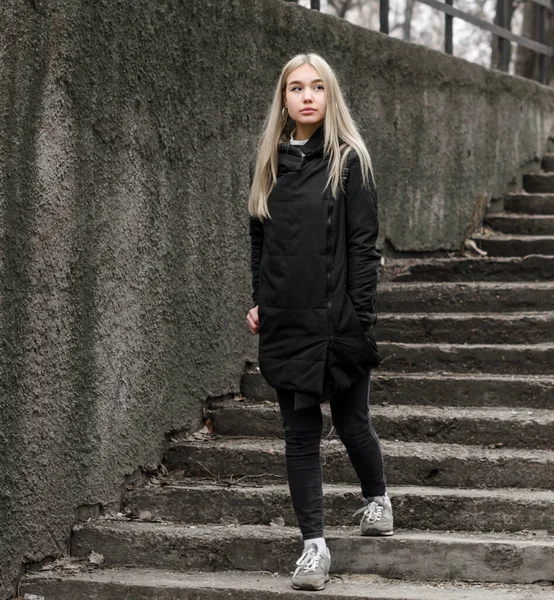 Junges Mädchen Mit Blonden Haaren Schwarzer Kleidung Kommt Die Steintreppe — Stockfoto