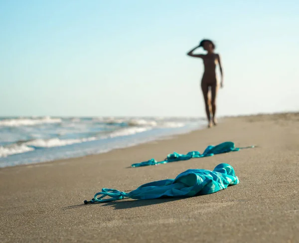 Young Nude Girl Lost Bathing Suit Beach — Stock Photo, Image